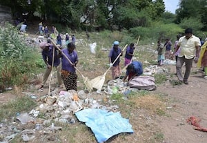  மணிமுக்தாற்றில் துாய்மை பணி