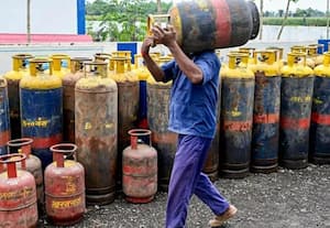 வணிக காஸ் சிலிண்டர் விலை ரூ.200 குறைவு; ஒரு சிலிண்டர் ரூ.2,906க்கு விற்பனை