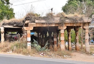 மன்னர் திருமலை நாயக்கர் கால கல்மண்டபங்களை ﻿ கவனிப்பாரில்லை: கண்டுகொள்ளாத அரசுத்துறைகளால் பாழாகிறது