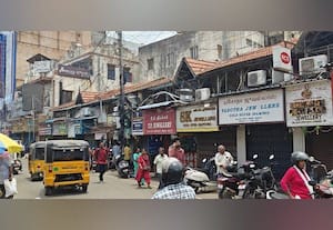ஜி.எஸ்.டி., அதிகாரிகள் லஞ்சம் கேட்டு மிரட்டுவதாக புகார்...முடங்கியது வர்த்தகம்!: 50,000 கடைகளை மூடி வணிகர்கள் கூட்டாக போராட்டம்; டில்லி அதிகாரிகள் வந்து சமரச பேச்சு நடத்தியதால் தீர்வு