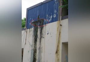  மாநகராட்சி கழிப்பறை தண்ணீர் தொட்டியில் விரிசல் வலுவிழக்கும் அபாயம்