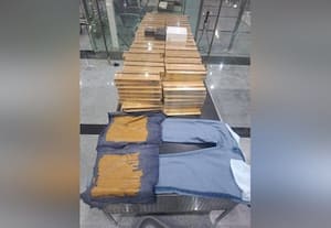  தங்கத்தை பேஸ்டாக மாற்றி  பேன்டில் மறைத்து கடத்தல் 