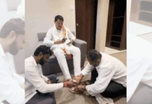 காங் தலைவர் பாதத்தை கழுவிய தொண்டர்கள்: பாஜ கண்டனம்