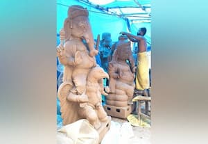  விளாச்சேரியில் தயாராகும் களிமண் விநாயகர் சிலைகள்