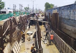 ரூ.210 கோடியில் கட்டப்படும் மூடுகால்வாயில்...குளறுபடி!: அதிகாரிகள் அவசர முடிவால் ஓ.எம்.ஆரில் வெள்ள அபாயம்