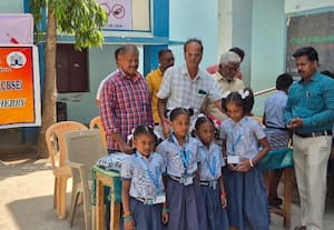  கல்வி உபகரணங்கள் மாணவர்களுக்கு வழங்கல்