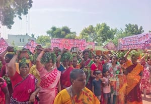  செங்கழுனி மாரியம்மன் கோவிலில் ஊஞ்சல் உற்சவம்
