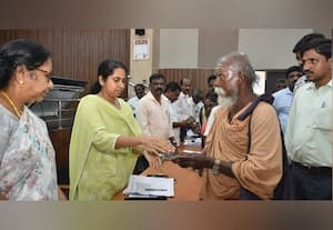 யாசகம் மூலம் கிடைத்த ரூ.10 ஆயிரம் பொது நிவாரண நிதிக்கு வழங்கிய முதியவர்
