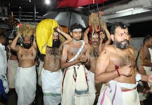  சபரிமலையில் கொட்டும் மழையில்  நிறை புத்தரிசி பூஜை