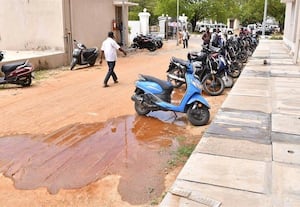  புதிய கலெக்டர் அலுவலக கட்டடத்தில் லீக் ஆகும் கழிவுநீர்