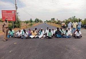  ரூ.30 லட்சம் வழங்காமல் இழுத்தடிப்பு; ஒரத்தி சாலையில் விவசாயிகள் மறியல்