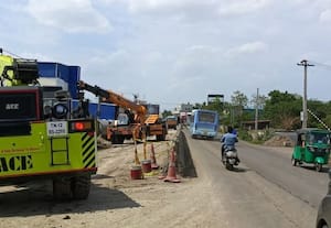  ராட்சத குழாய் புதைக்கும் பணியால் வாகன ஓட்டிகள் கடும் அவதி
