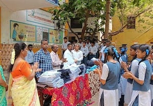  அரசு பள்ளியில் சீருடை வழங்கல்