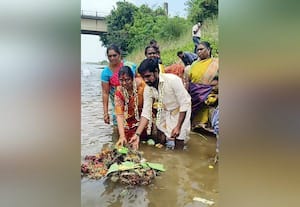  கொள்ளிடம் ஆற்றில் ஆடிப்பெருக்கு புதுமண தம்பதிகள் படையலிட்டு வழிபாடு