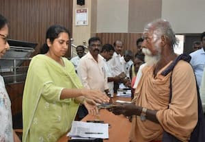  யாசகம் மூலம் கிடைத்த ரூ.10 ஆயிரம் பொது நிவாரண நிதிக்கு வழங்கிய முதியவர்