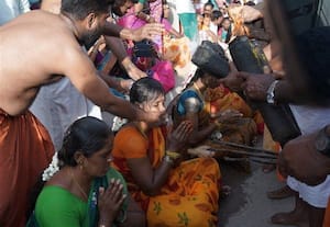  தலையில் தேங்காய் உடைத்து பக்தர்கள் வினோத வழிபாடு