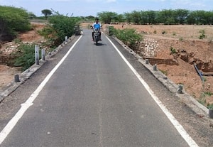  சிறு பாலத்தில் சேதமடைந்துள்ள தடுப்புச்சுவரால் விபத்து அபாயம்
