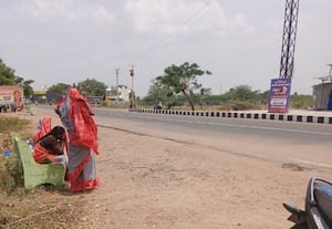  ஆர்.எஸ்.மங்கலம் கைகாட்டி விலக்கு பஸ் ஸ்டாப்பில் நிழற்குடை அவசியம்