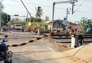  ஆடிக்காற்று வீசியதில் முறிந்து விழுந்த அய்யலுார் ரயில்வே கேட்