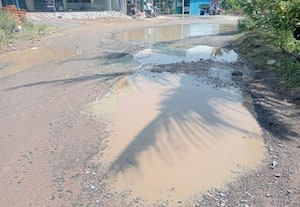  குருவிமலையில் சிறு மழைக்கே சேதமடைந்த சாலை