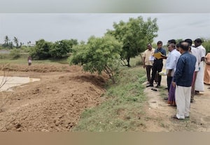  புதிய குளம் உருவாக்கும் பணி அதிகாரிகள் குழு ஆய்வு