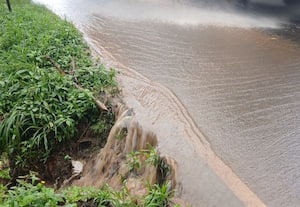  மண் அரிப்பால் சாலை சேதமடையும் அபாயம்