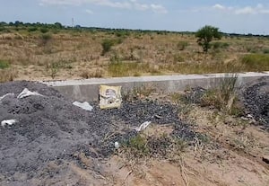  வெள்ளாற்று நீரில் விறகு கரி சாம்பல் கலப்பு கால்நடைகளுக்கு தண்ணீர் கிடைக்காத அவலம்