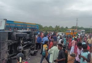  வேன் கவிழ்ந்து மூதாட்டி பலி 40 பெண் தொழிலாளர்கள் படுகாயம்