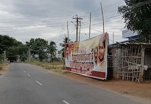 நிழற்குடையை மறைத்து த.வெ.க., பேனர்
