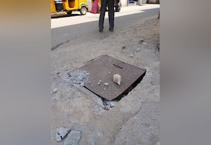  கீழக்கரை நகரில் வாறுகாலில் தரமற்ற மூடிகளால் அபாயம் நடவடிக்கை எடுங்க ஆபீசர்