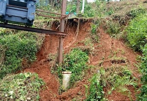  தேசிய நெடுஞ்சாலையோரம் மண் சரிவு; டிரான்ஸ்பார்மர், கிணறு சேதமடையும் ஆபத்து