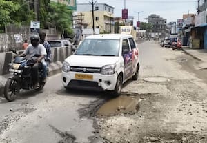  முடிச்சூர் சாலையில் மரண பள்ளங்கள்; விபத்து அச்சத்தில் வாகன ஓட்டிகள்: நெடுஞ்சாலை துறை அதிகாரிகள் மவுனம்