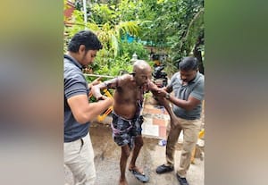  காவல் நிலையத்தில் முதியவர் தீக்குளிப்பு
