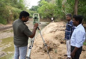  குளத்தை சுற்றி நடைபாதை : அளவீடு பணி தீவிரம்
