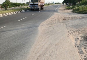  கவனம் செலுத்தலாமே : நெடுஞ்சாலையில் காத்திருக்கும் ஆபத்துகள்: சிறிய வாகன ஓட்டிகளை காப்பதில் அலட்சியம்