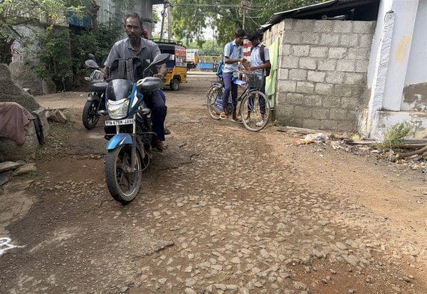 தெருக்களில் ரோடு சேதம், செயல்படாத சுகாதார வளாகம்:தவிக்கும் தட்டாவூரணி மக்கள்