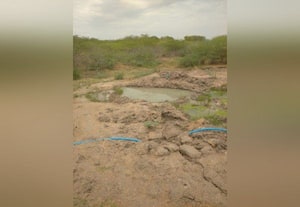 காவிரி குடிநீரை குழிதோண்டி உறிஞ்சும் டேங்கர் லாரிகளை: மாவட்டம் முழுவதும் பிரதான சாலையில் நடக்கும் அவலம்