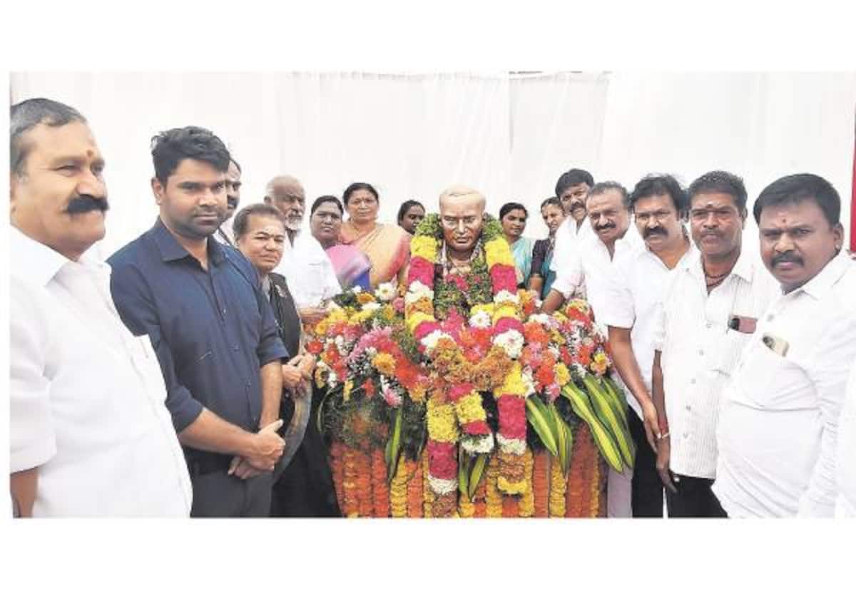 ஓசூர் வணிக வளாகத்தில் அப்பாவுபிள்ளை சிலை