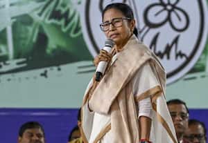 போலீசார் முன்னிலையில் எனது கார் மீது கல்வீச்சு: மம்தா பானர்ஜி