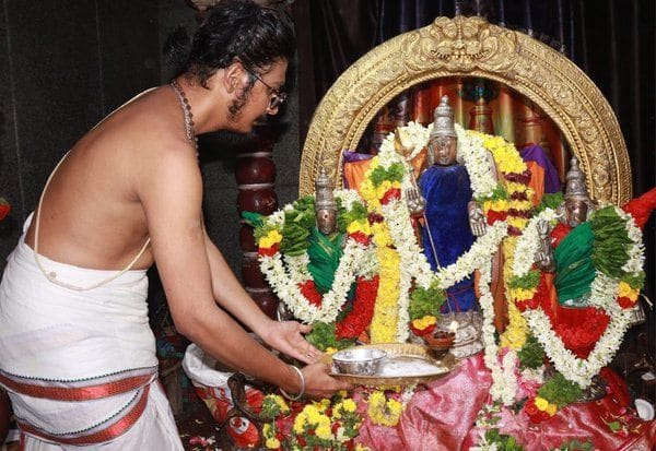 திருத்தணி முருகன் கோவிலில் குவிந்த பக்தர்கள்: 2 மணி நேரம் காத்திருந்து தரிசனம்