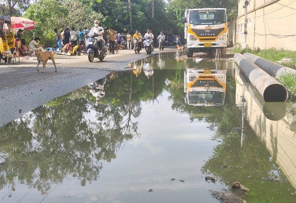 பச்சை நிறத்தில் கழிவுநீர் தேக்கம்: வானகரம் சாலையில் சுகாதார சீர்கேடு