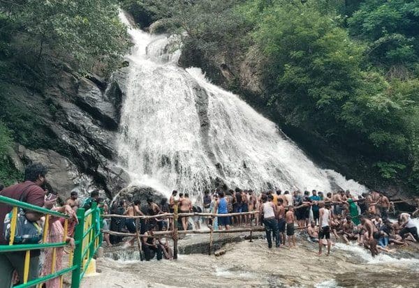 கவியருவியில் திரண்ட சுற்றுலா பயணியர்