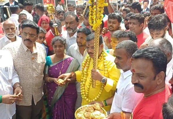 விஜய் நிரந்தர முதல்வராக வேண்டி ஊர்வலம் செல்ல முயன்ற த.வெ.க.,வினர்