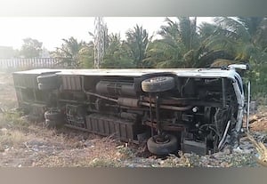  ஆம்னி பஸ் கவிழ்ந்து விபத்து