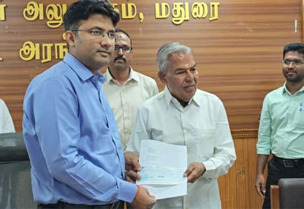 வாழ்நாள் சேமிப்பு ரூ.60 லட்சத்தை கொடிநாள் நிதியாக வழங்கிய முதியவர்; எழுந்து நின்று மரியாதை செலுத்திய அதிகாரிகள்