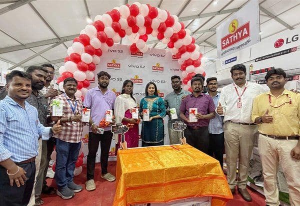 'தினமலர்' - சத்யா நடத்திய கண்காட்சியில் புதிய 'விவோ எஸ்2' மொபைல் அறிமுகம்