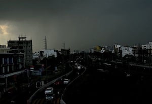 மழையால் தரையிறங்க முடியாமல் வானில் வட்டமடித்த 12 விமானங்கள்