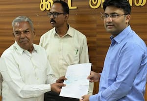  ரூ.60 லட்சத்தை ராணுவத்துக்கு வழங்கிய தொழிலாளி கலெக்டர், அதிகாரிகள் எழுந்து நின்று கரகோஷம்