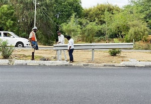  சென்டர் மீடியனை கடக்கும் வாகனங்கள்