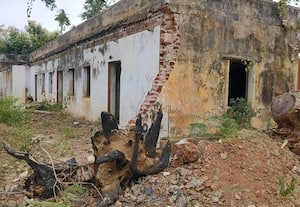  வகுப்பறைக்குள் வட்டமிடும் 'புகை'